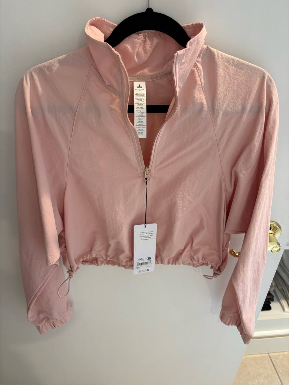 ALO Yoga Cropped Windbreaker Jacket in Blush